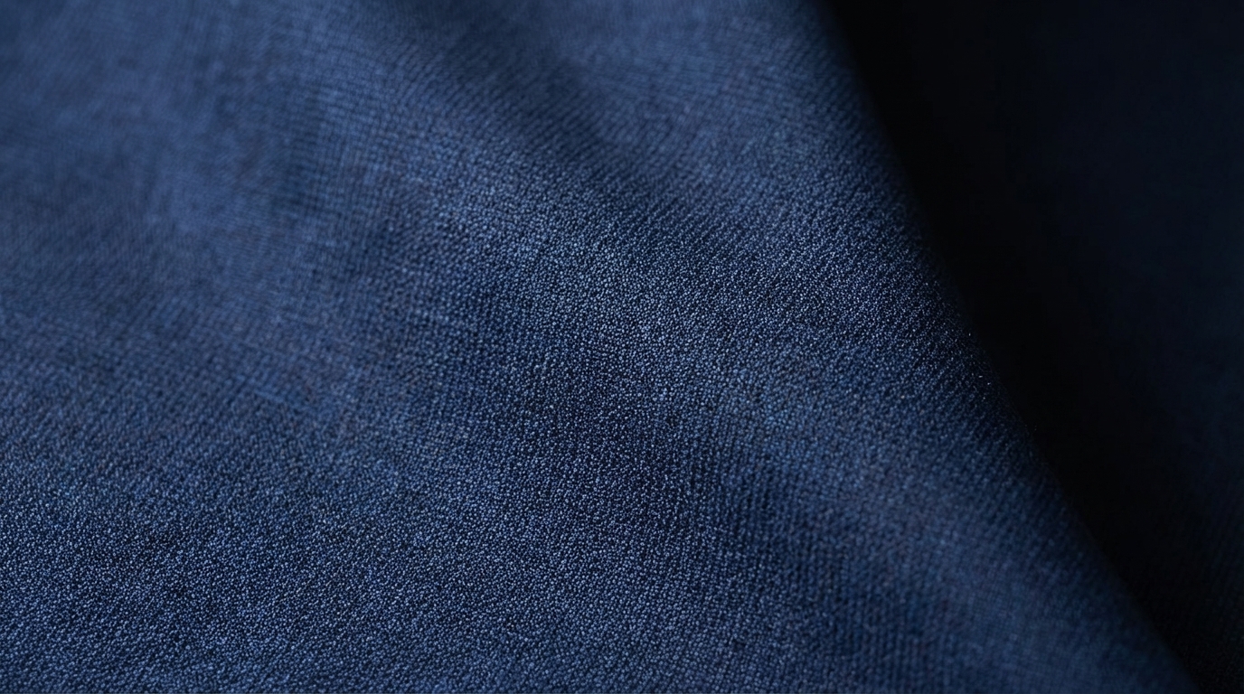 Micro-motifs sur un tissu bleu, texture et rendu en lumière naturelle