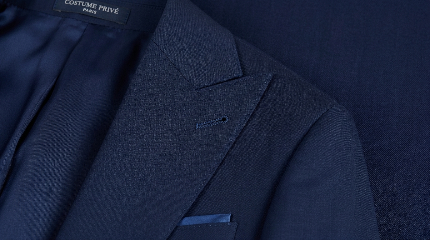 Finitions artisanales d'une veste de costume