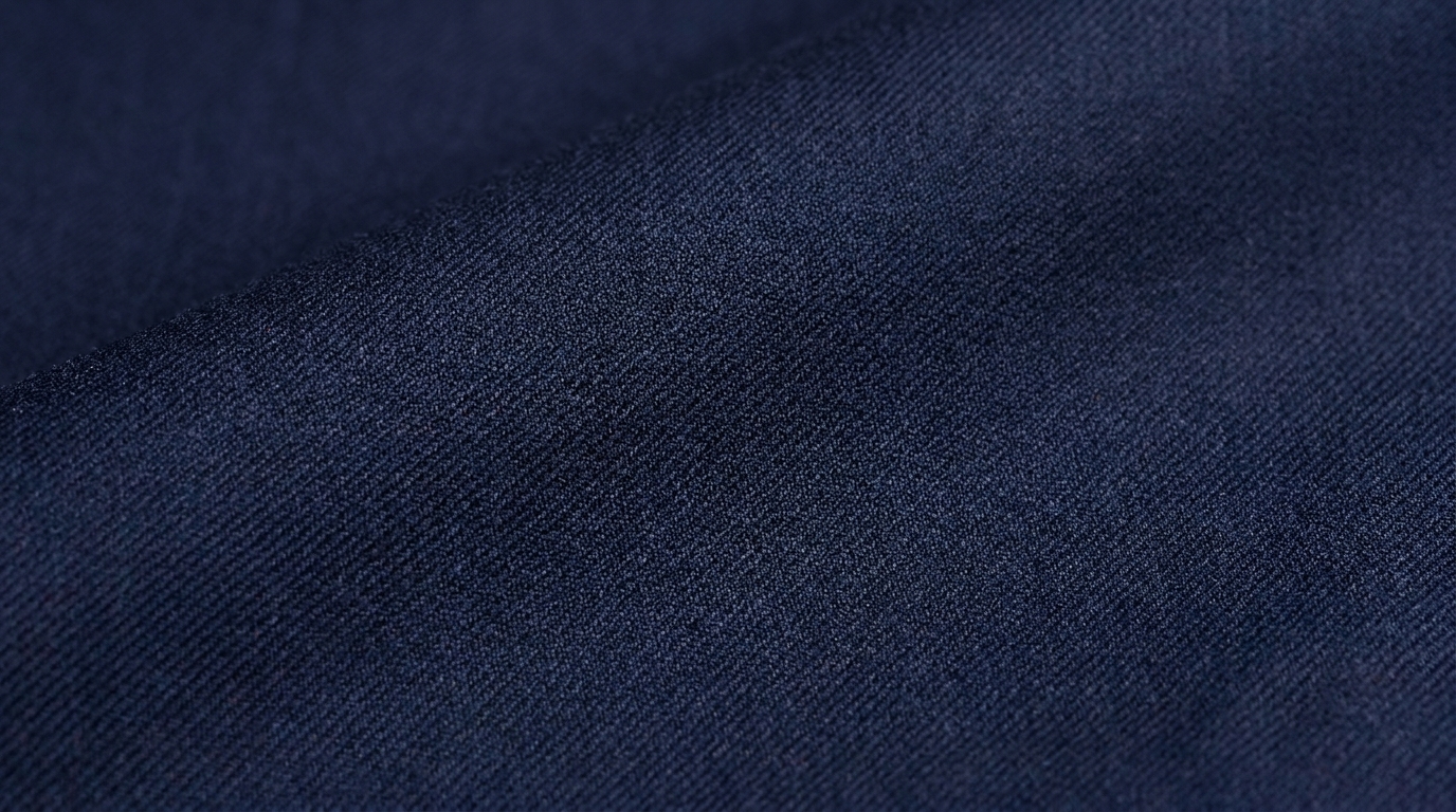 Gros plan sur la texture d'un costume bleu marine en laine froide